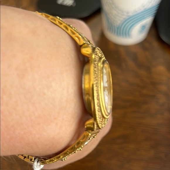 Elegant Gold Women's Watch - Picture 5 of 6